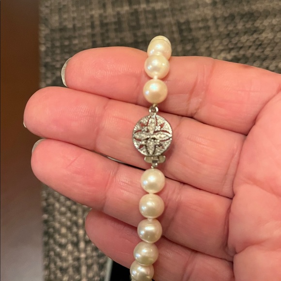 Macy's Elegant White fresh water Pearl Necklace Set, never worn - Picture 5 of 5